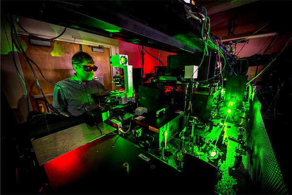 Optical Spectroscopies and Quantum Optics Experiments of Individual Semiconductor Nanostructures and Quantum Defects 